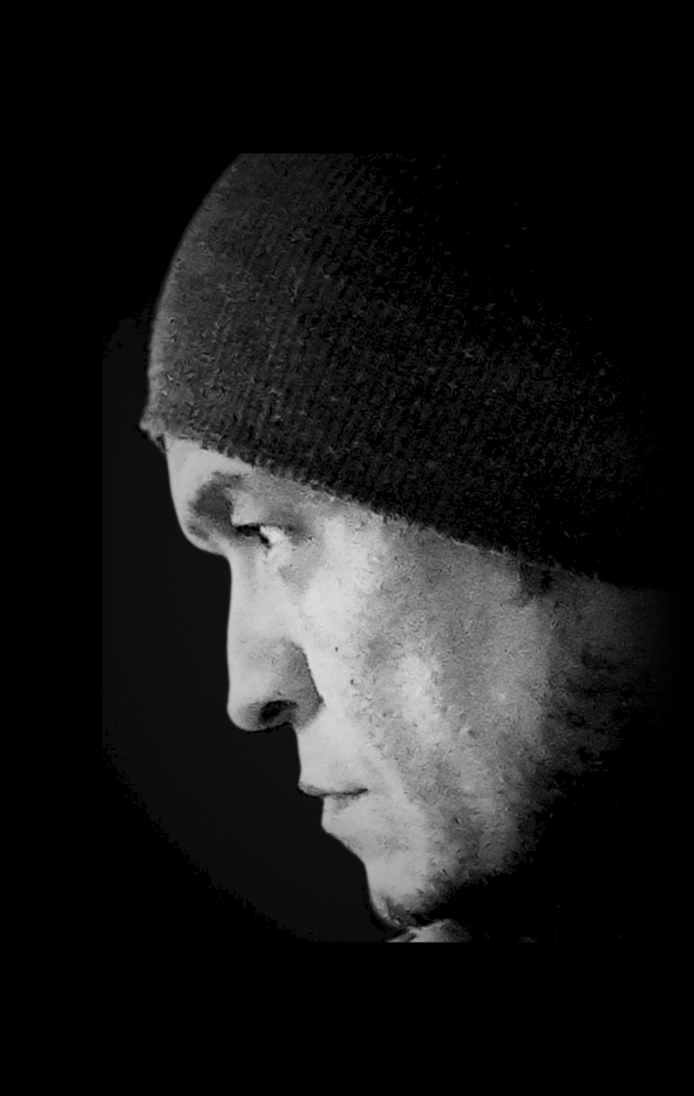 Retrato cinematográfico en blanco y negro de Richard Lobrich